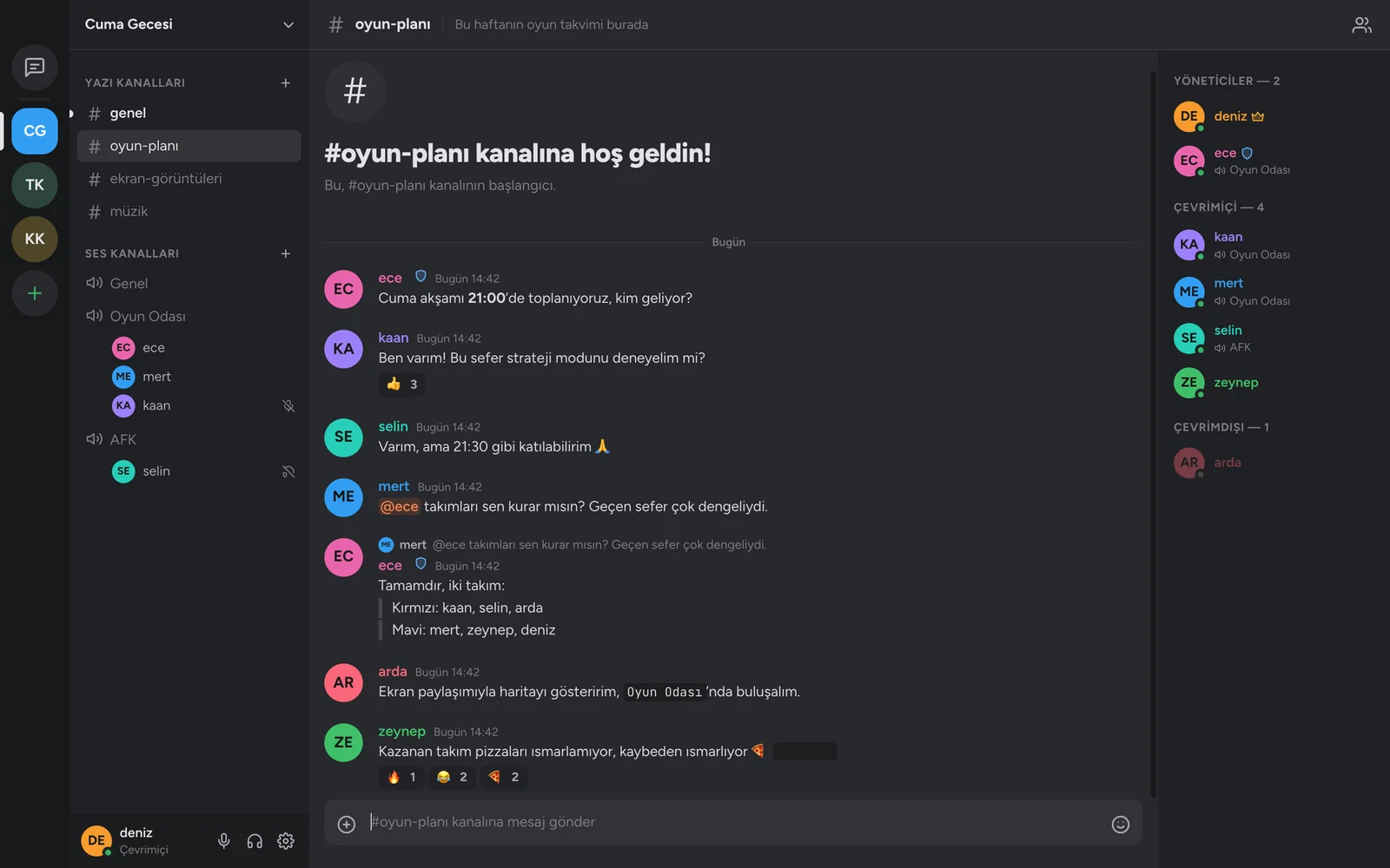 Voxora'da bir sunucunun yazı kanalı: solda sunucular ve kanallar, ortada mesajlar, sağda çevrimiçi üyeler.